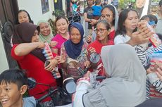 Ketika Pramono "Borong" Dagangan Warga yang Memelas Kepadanya meski Takut Disemprit Bawaslu