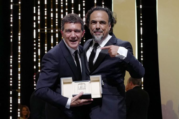 Aktor Antonio Banderas (kiri) berfoto dengan Ketua Dewan Juri Festival Film Cannes 2019 sutradara asal Meksiko Alejandro Gonzalez Inarritu, Sabtu (25/5/2019). Banderas dinobatkan sebagai aktor terbaik berkat aktingnya dalam film Pain & Glory karya sutradara Pedro Almodovar.