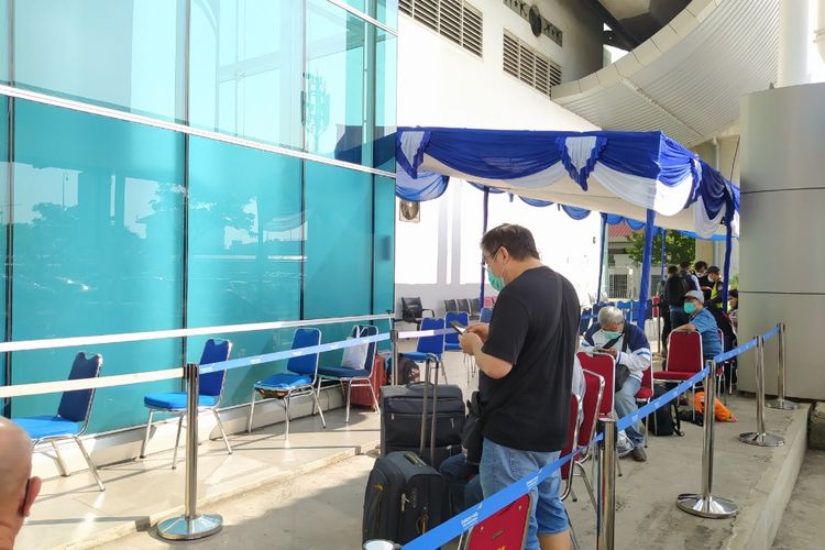 Antrean penumpang pesawat yang hendak melakukan Rapid Tes Antigen di Shelter Kalayang Terminal 2 Bandara Soekarno-Hatta, Rabu (23/12/2020).