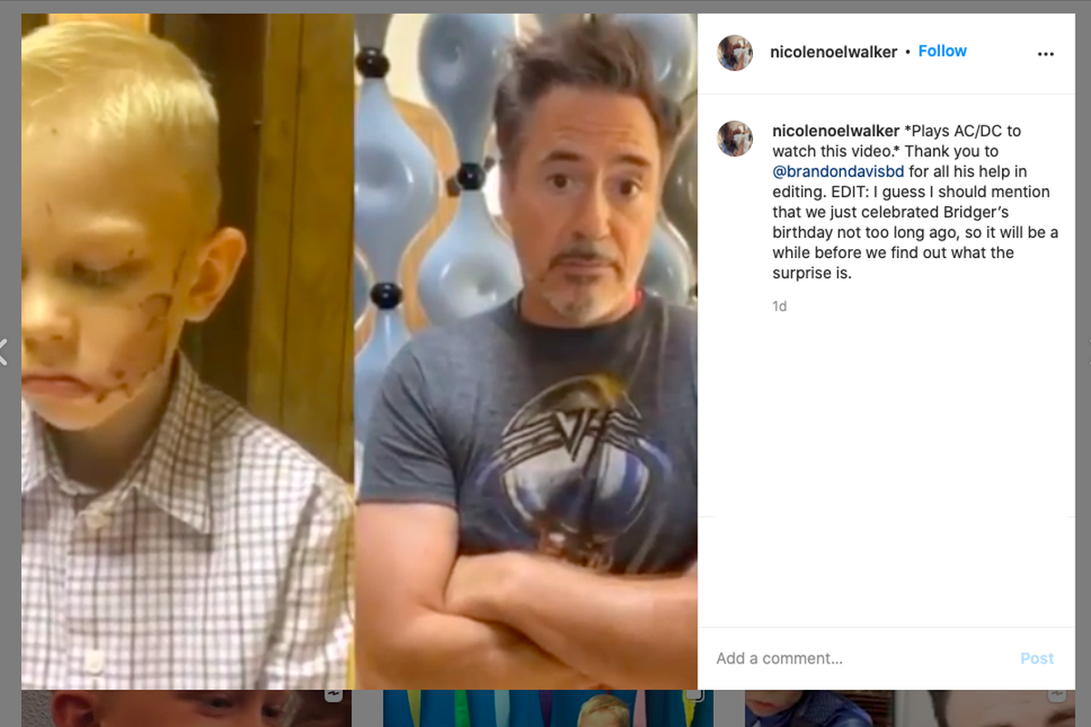 Bridger Walker (kiri) menonton video pemeran Iron Man, Robert Downey Jr, berbicara padanya melalui video. Brigder Walker (6) mendapat 90 jahitan akibat serangan anjing yang mengejar adik perempuannya.