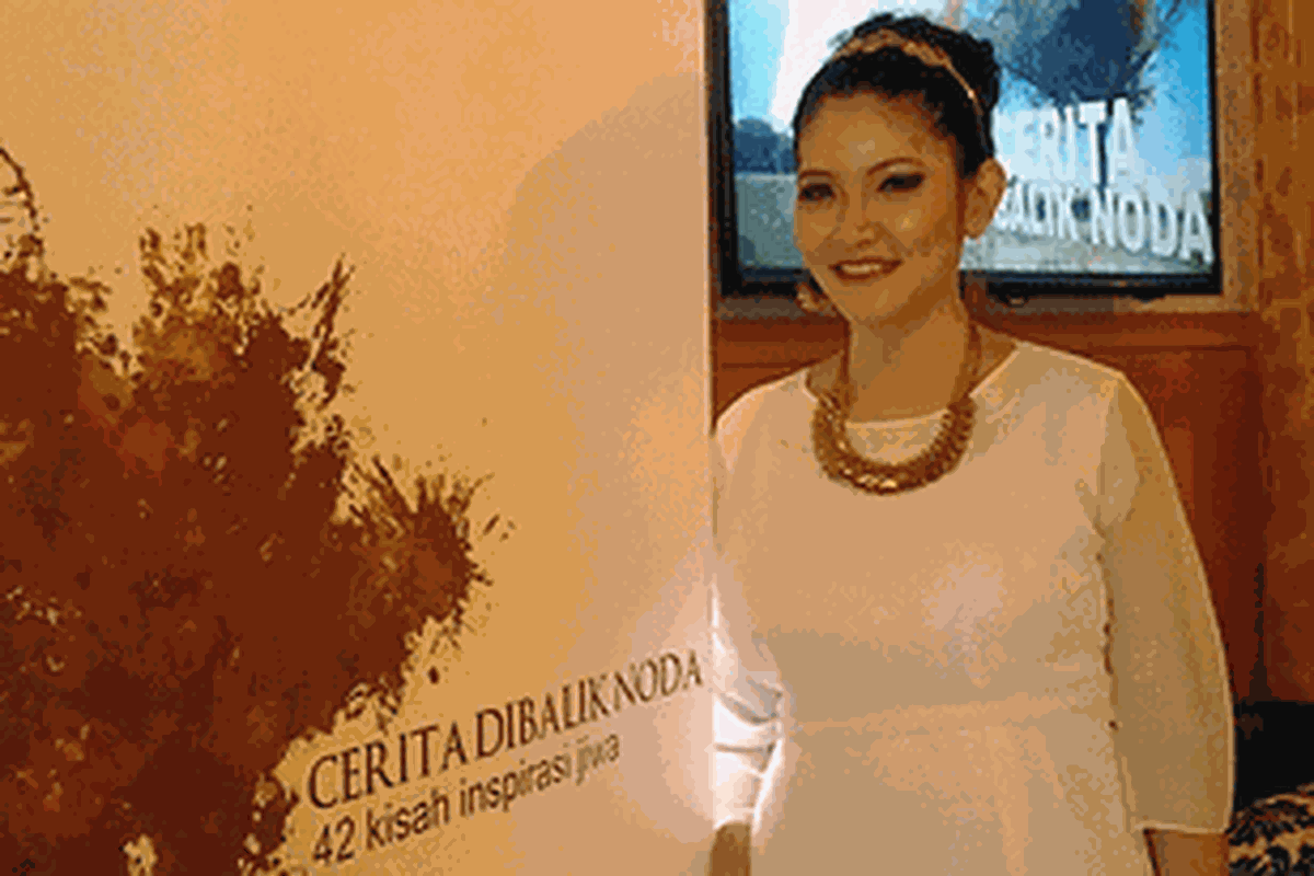 Fira Basuki meluncurkan buku ke-27, Cerita di Balik Noda.