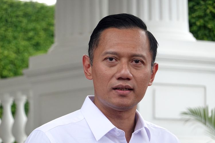 Menteri Menteri ATR/Kepala BPN, Agus Harimurti Yudhoyono hendak mengikuti rapat internal terkait percepatan PSN di Kompleks Istana Kepresidenan Jakarta, Senin (18/3/2024).