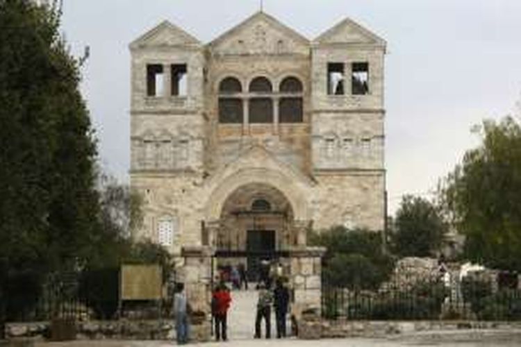 Gereja tersebut dibangun di Gunung Tabor, di wilayah Galilea, sebelah utara Israel. 