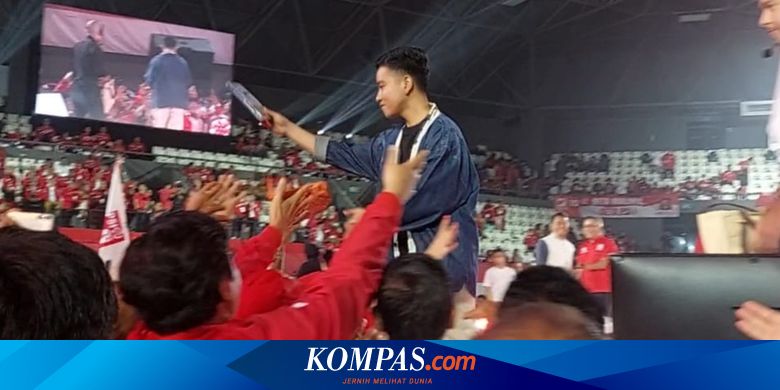 Saat Gibran Rakabuming Bagikan Kaos dan Buku di Acara Kopdarnas PSI