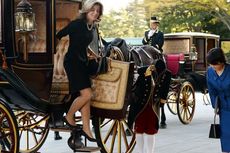 Caroline Kennedy Diarak dengan Kereta Kuda di Jepang