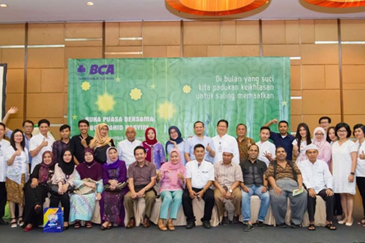 Para nasabah PT Bank Central Asia Tbk dari kalangan pedagang muslim di Tanah Abang berfoto bersama dengan jajaran manajemen BCA dalam kegiatan buka puasa bersama di Hotel Santika Premiere, Slipi, Jakarta. 
