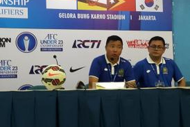 Pelatih Brunei Darussalam U-23, Ng Heng Seng Stephen (kiri) menjalani sesi konferensi pers setelah laga kontra Indonesia U-23 di Stadion Utama Gelora Bung Karno, Minggu (29/3/2015).