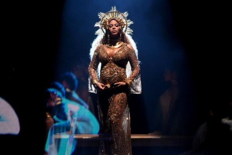 Beyonce tampil di panggung Grammy Awards 2017, yang digelar di Staples Center, Los Angeles, California, AS, Minggu (12/2/2017).