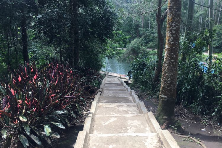 Tangga menuju obyek wisata Situ Cisanti di Bandung, Jawa Barat, Senin (25/12/2017).