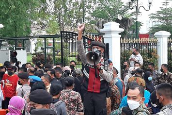 Jokowi Bagi Sembako di Yogyakarta