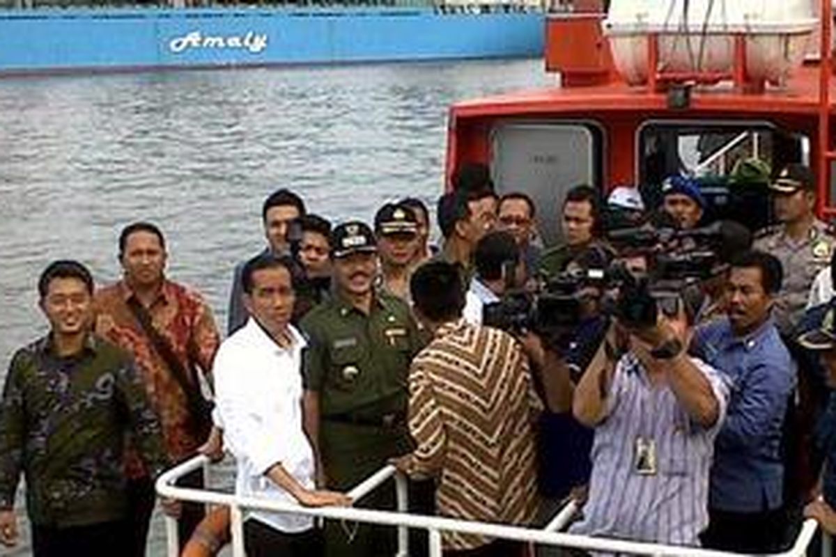 Gubernur DKI Jakarta Joko Widodo saat akan meninjau Stasiun Pompa Waduk Pluit di Jakarta Utara, Senin (21/1/2013). Disana ia mengeluhkan kurangnya pompa yang beroperasi karena terendam oleh genangan air banjir.