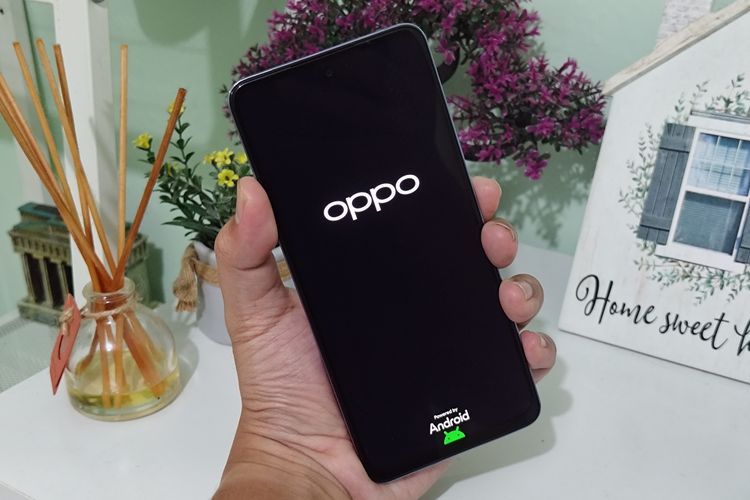 Bagian depan Oppo A3 Pro 5G. Oppo A3 Pro 5G mengusung layar IPS LCD berukuran 6,67 inci dengan resolusi Full HD Plus. Layar ini terasa lega karena memiliki bezel yang bisa dibilang cukup tipis di kelasnya. Oppo mengeklaim rasio layar ke bodi ponsel ini mencapai 90 persen. Karena cukup luas, layar Oppo A3 Pro 5G terbilang nyaman digunakan untuk menikmati aneka konten hiburan seperti di YouTube, Netflix, dll. Layar perangkat ini juga terasa cukup responsif terhadap sentuhan, karena sudah memiliki touch sampling rate maksimal hingga 120 Hz dengan refresh rate 120 Hz pula.