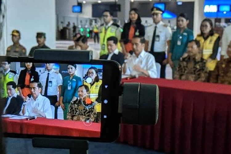 Presiden Joko Widodo konferensi pers perihal penanganan virus Corona di Terminal 3 Bandara Soekarno-Hatta, Jumat (13/3/2020)