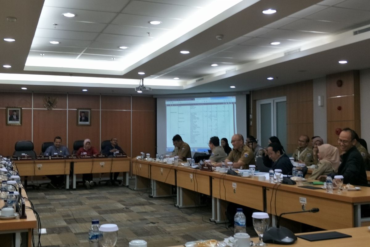 Rapat pembahasan rancangan KUA-PPAS 2020 antara Komisi D DPRD DKI dan Dinas Perumahan DKI di Gedung DPRD DKI Jakarta, Selasa (12/11/2019).