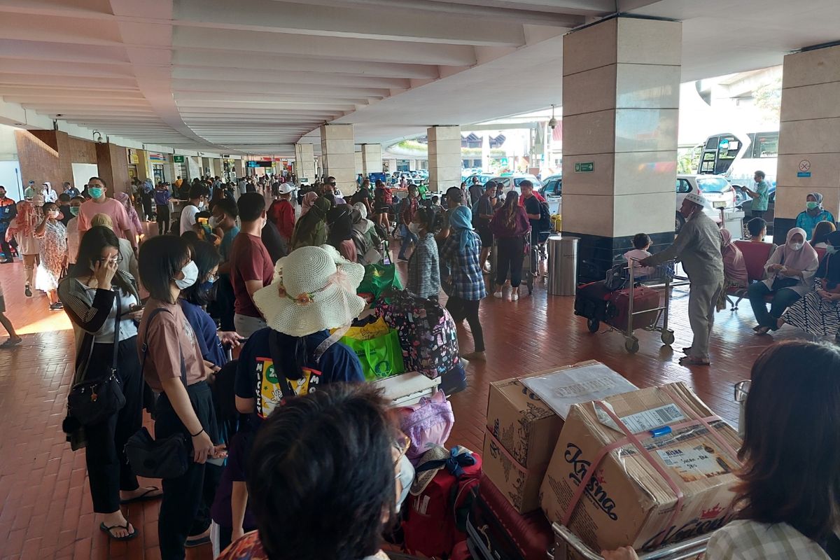 Suasana para penumpang pesawat di area kedatangan Terminal 2 Bandara Soekarno-Hatta, Kota Tangerang, Minggu (8/5/2022).