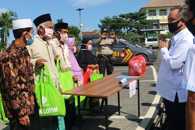 Kementerian Ketenagakerjaan melalui Balai Latihan Kerja  Lombok Timur membagikan 500 paket sembako kepada masyarakat di 10 desa Kecamatan Lenek, Lombok Timur (Lotim), provinsi NTB,  Selasa (21/4/2020).