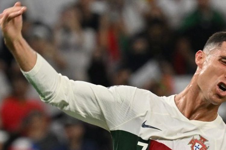 Reaksi penyerang Portugal Cristiano Ronaldo di Piala Dunia 2022 dalam pertandingan antara Korea Selatan dan Portugal di Education City Stadium, Al-Rayyan, Doha, pada Jumat (2/12/2022) malam WIB. (Photo by JUNG Yeon-je / AFP)