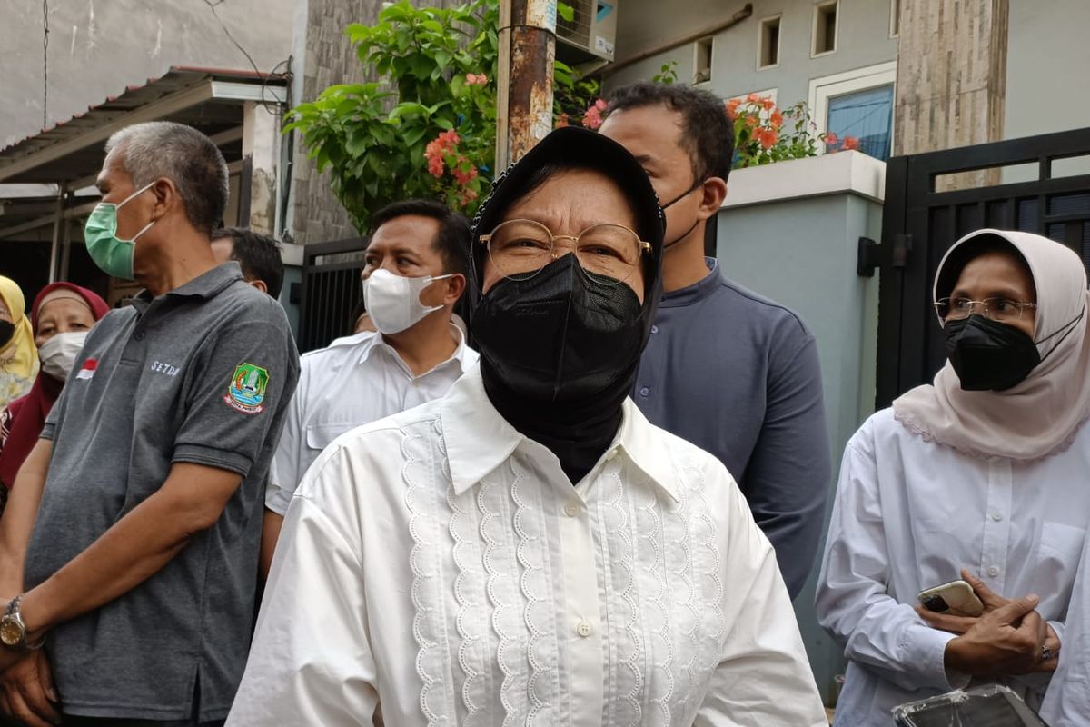 Menteri Sosial Tri Rismaharini (baju putih) saat berkunjung ke rumah Fransiska Priskila Junita, Rabu (11/5/2022). Dalam kunjungannya, Risma menyerahkan sejumlah uang tunai yang berasal dari dana donatur dan dikumpulkan melalui situs Kitabisa.com.