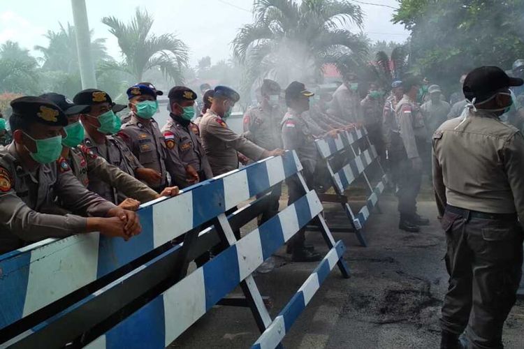 Masyarakat Kabupaten Natuna terus melakukan unjuk rasa menolak WNI dari Wuhan, China dikarantina di Kabupaten Natuna. Bahkan belakangan unjuk rasa tersebut nyaris anarkis saat beberapa warga membakar ban mobil dan diletakan ditengah jalan menunu bandara.