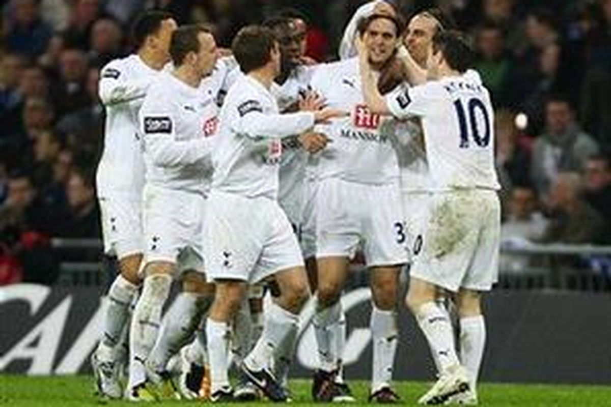 Jonathan Woodgate disambut rekan-rekannya setelah mencetak gol kemenangan Tottenham di final Piala Carling lawan Chelsea.