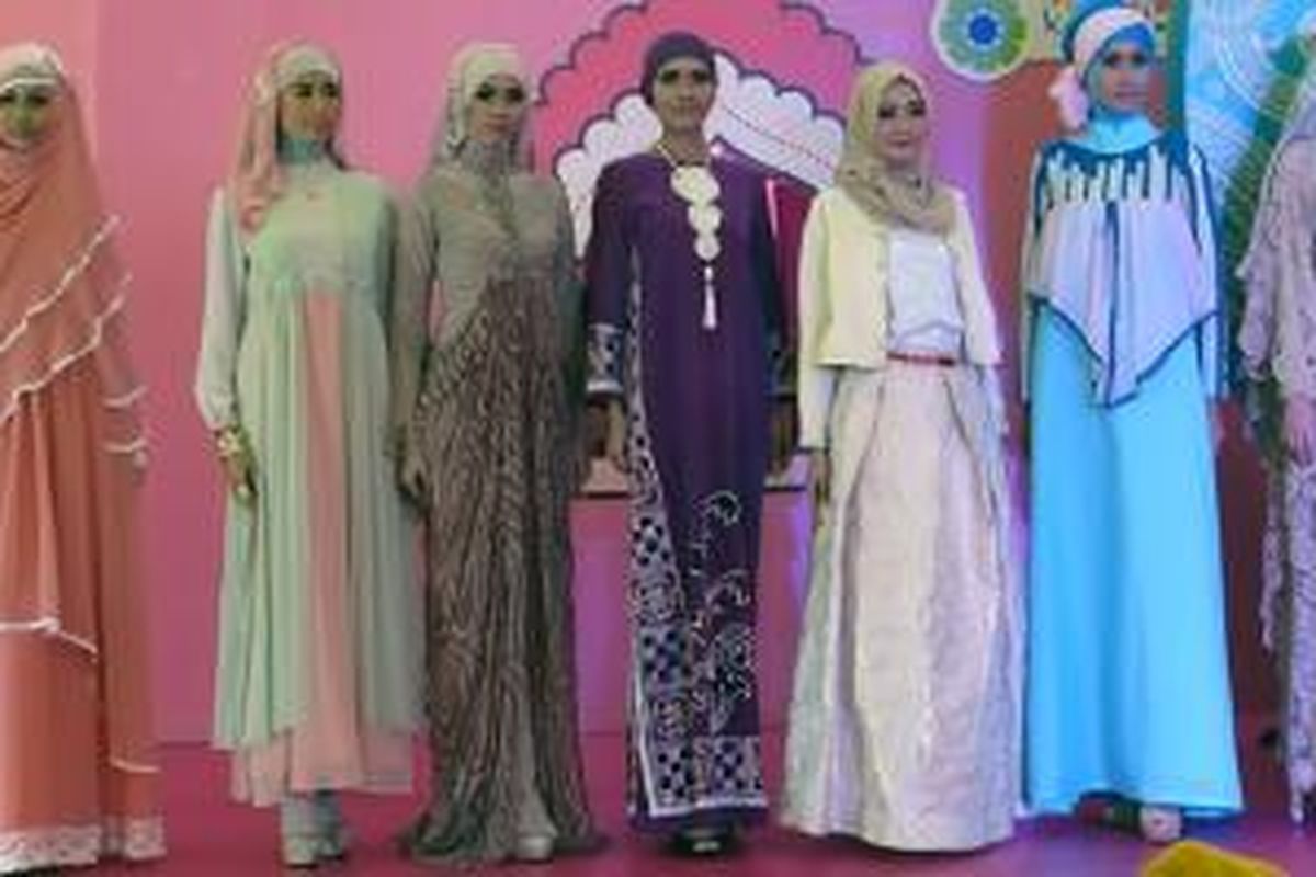 Koleksi busana muslim desainer APPMI dalam Ramadhan Runway Kota Kasablanka, Jakarta.