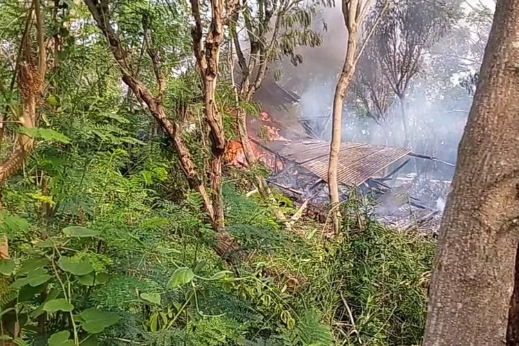 Kebakaran bekas kandang peternakan ayam di Desa Kramat, Kecamatan Socah, Bangkalan, Jawa Timur, Kamis (19/9/2024).