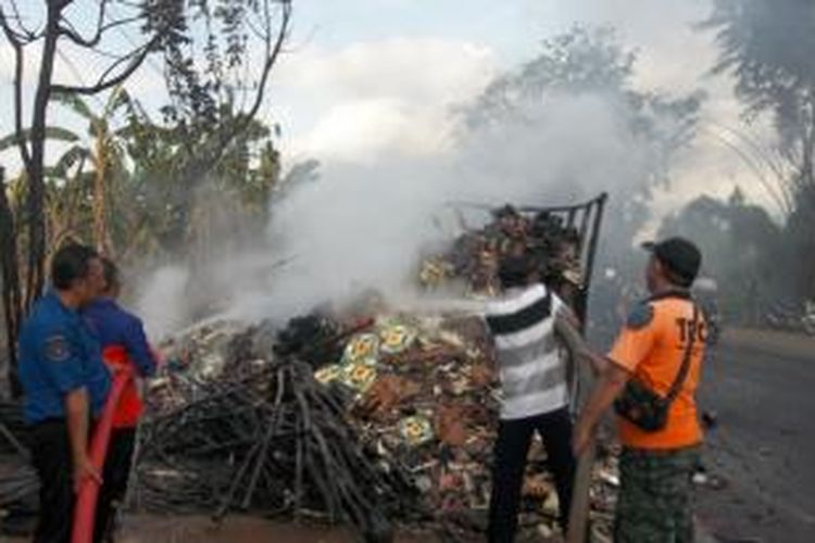 Truk yang memuat bahan bangunan ini sempat meledak sebelum terbakar. Diduga, penyebab terbakarnya karena gesekan bahan bangunan yang memang mudah terbakar.