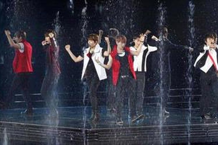Aksi boyband Super Junior atau Suju dalam konser bertajuk Supershow 4 Super Junior World Tour di Mata Elang International Stadium, Ancol, Jakarta Utara, Sabtu (28/4/2012). Boyband asal Korea Selatan ini menghibur penggemarnya di Indonesia selama tiga hari berturut-turut dari 27-29 April 2012. KOMPAS IMAGES/RODERICK ADRAIN MOZES