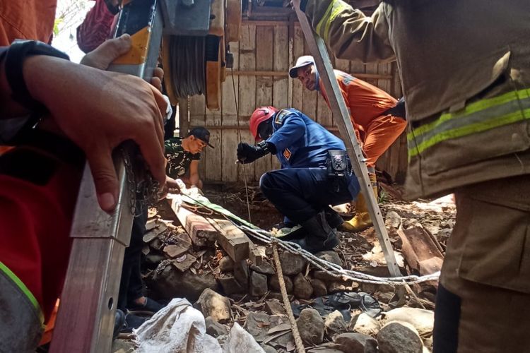 Cerita Damkar Selamatkan Anak 6 Tahun yang Terperosok ke Sumur 13 Meter