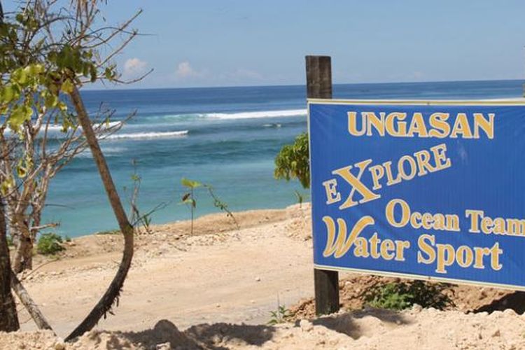 Pantai Melasti di Kecamatan Kuta Selatan, Badung, Bali, menawarkan aktivitas wisata pantai.