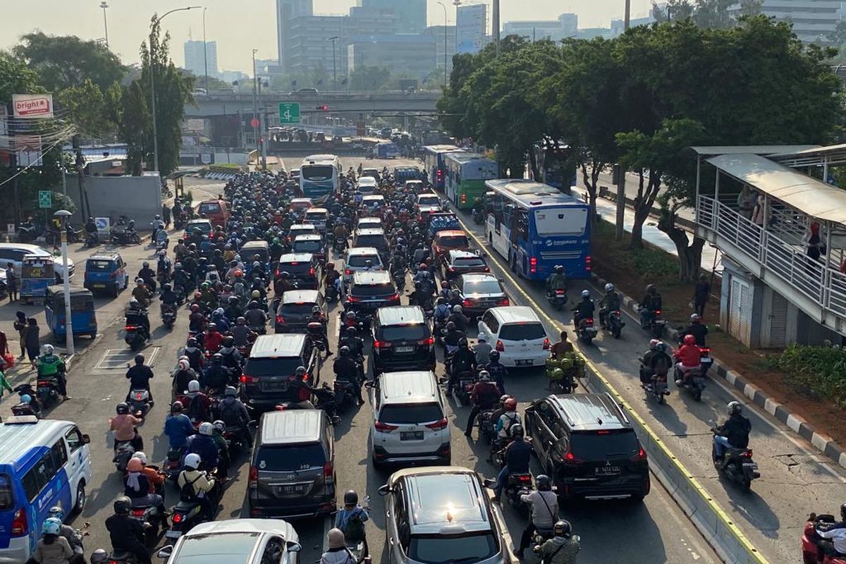 Pengendara melintasi busway atau jalur transjakarta di Jalan Daan Mogot, Jakarta Barat, Senin (13/11/2023) pagi. 