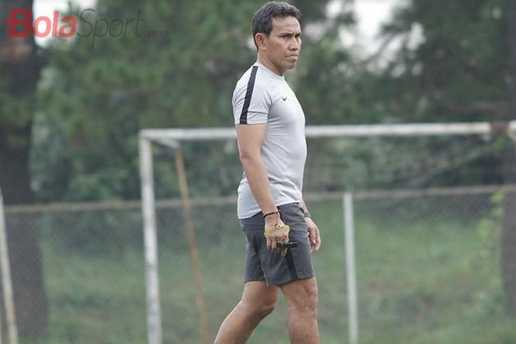 Pelatih Timnas U-15 Indonesia Bima Sakti mengamati latihan pasukannya di National Youth Training Center (NYTC), Sawangan, Depok, Jawa Barat, Senin (13/5/2019), untuk Piala AFF U-16 2019.
