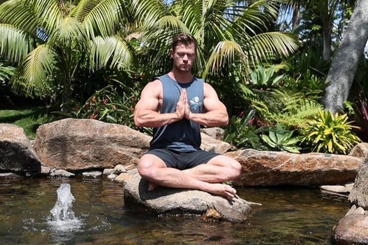 Chris Hemsworth mengunggah video meditasi jenaka.