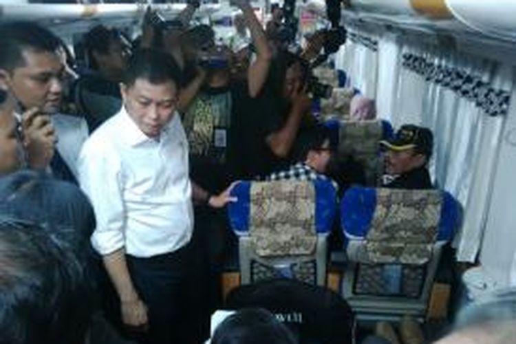 Menhub Jonan meninjau penumpang kereta di Stasiun Gubeng Surabaya