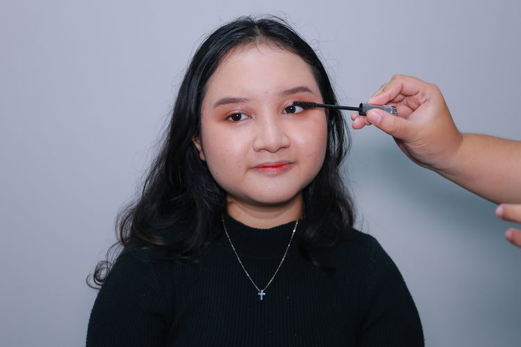 Rias bagian mata dengan eyeshadow dan mascara sesuai keinginan.