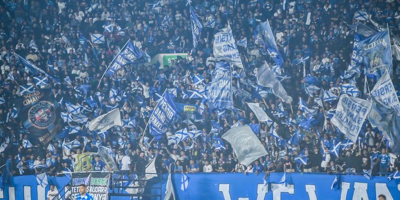 Suasana Stadion Si Jalak Harupat dengan atmosfer luar biasa dari Bobotoh sebutan suporter Persib Bandung pada pertandingan leg kedua semifinal Championship Series Liga 1 2023-2024, Sabtu (18/5/2024).