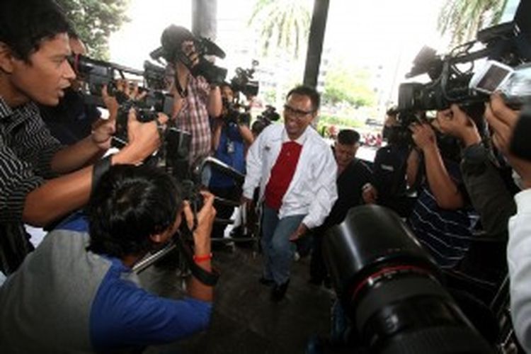 Pengusaha Toto Hutagalung kembali diperiksa oleh Komisi Pemberantasan Korupsi di Jakarta, Rabu (17/4/2013). Toto ditetapkan sebagai tersangka oleh KPK karena diduga sebagai pihak pemberi suap kepada Wakil Ketua Pengadilan Negeri Bandung, Setyabudhi Tejocahyono.