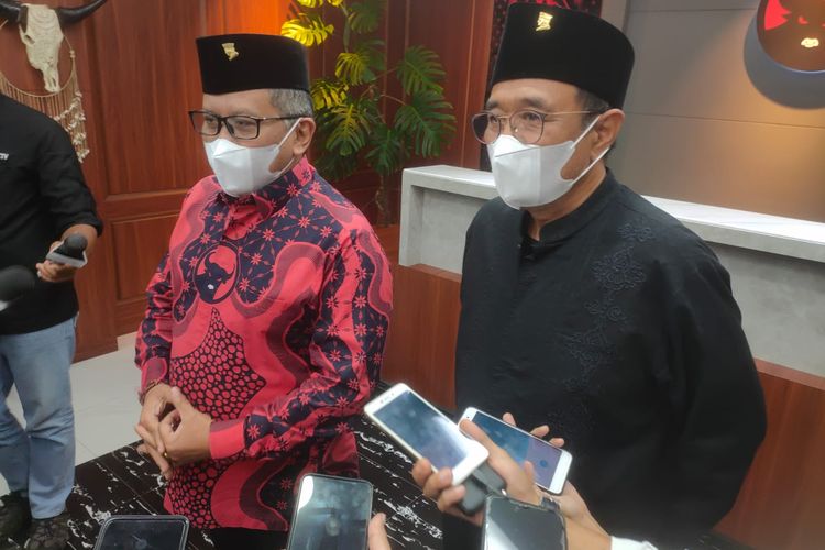 Sekretaris Jenderal DPP PDI-P Hasto Kristiyanto dan Ketua DPP PDI-P Djarot Saiful Hidayat di Sekolah Partai Lenteng Agung Jakarta, Minggu (10/4/2022).