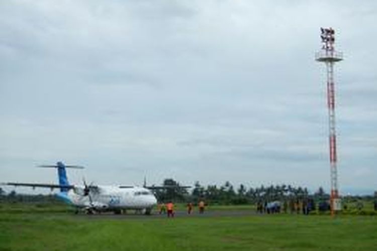 Pesawat Garuda jenis ATR 72600 saat mendarat di Bandara Blimbingsari Kamis (02/01/2014)