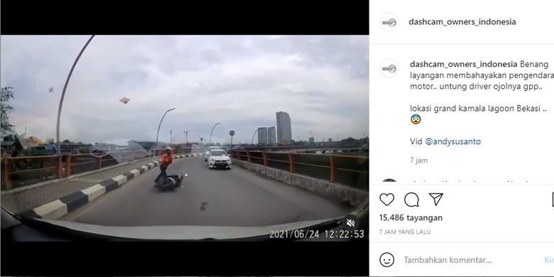 Tangkapan layar video pengendara sepeda motor terjerat benang layangan.
