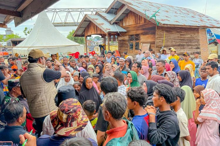 Pengungsi korban banjir di Desa Sah Raja, Kecamatan Pante Bidari, Kabupaten Aceh Timur, Minggu (14/12/2025)