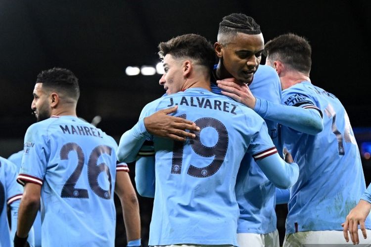 Penyerang asal Argentina, Julian Alvarez, melakukan selebrasi, usai menjebol gawang Chelsea dalam laga putaran ketiga Piala FA 2022-2023 antara Man City vs Chelsea di Stadion Etihad, 8 Januari 2023. Terkini, Man City akan menghadapi Inter Milan dalam final Liga Champions 2022-2023. Laga Man City vs Inter Milan bergulir di Ataturk Olympic Stadium pada Minggu (11/6/2023). Artikel ini berisi link live streaming Man City vs Inter Milan di final Liga Champions. (Photo by Oli SCARFF / AFP)