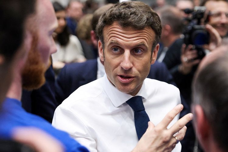 Presiden Perancis sekaligus kandidat dari partai liberal La Republique en Marche (LREM) di Pemilu Presiden Perancis 2022, Emmanuel Macron, saat berdialog dengan pekerja  Siemens Gamesa, produsen tubin angin di Le Havre, Perancis, Kamis (14/4/2022), dalam rangkaian kampanyenya. 