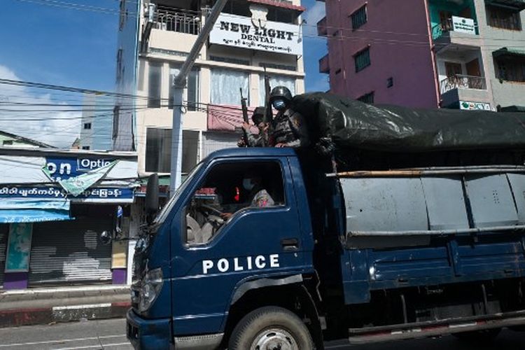 Polisi berpatroli di sebuah truk di pusat kota Yangon, Myanmar pada Jumat 22 Oktober 2021. 