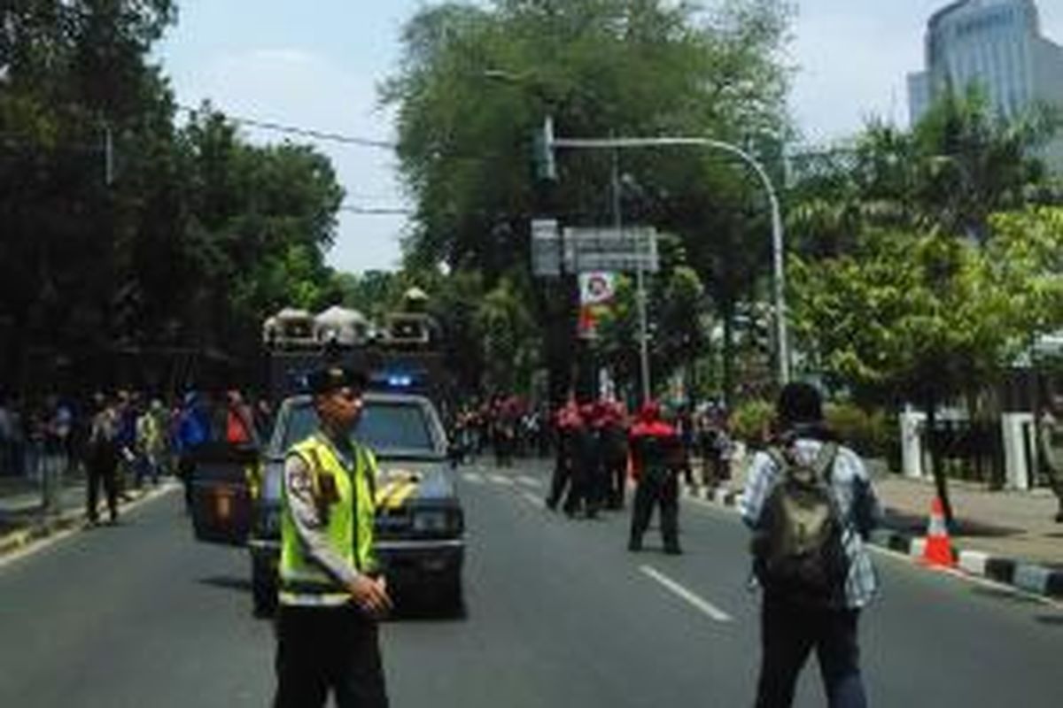 Polisi kawal pergerakan buruh di kawasan Medan Merdeka Utara, Kamis (29/10/2015) 