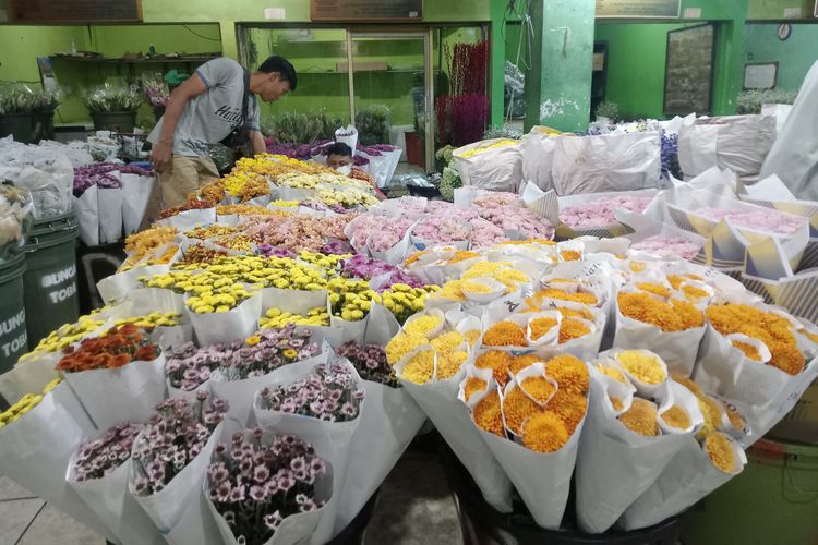Bunga yang dijual di Pasar Rawa Belong sangat beragam, mulai dari bunga plastik hingga bunga potong yang masih segar.