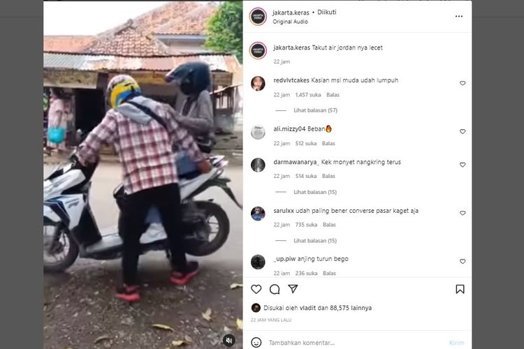 Viral video yang memperlihatkan seorang perempuan yang tetap duduk di atas jok sepeda motor, waktu motor mau distandar tengah agar bisa pakai stater engkol.
