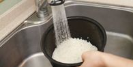Sering Dilakukan, Ternyata Ini Bahaya Mencuci Beras di Rice Cooker
