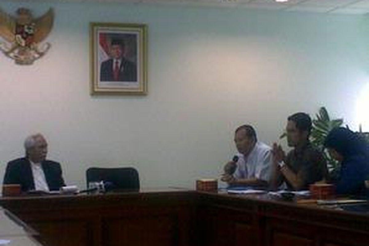 Tiga aktivis Indonesian Corruption Watch (ICW) Emerson Yuntho, Febridiansyah dan Illian Deta Artasari, menyerahkan 106 nama hakim yang diduga hobi memberikan vonis bebas kepada koruptor, Selasa (19/1/2010). Mereka meminta Komisi Yudisial untuk menindaklanjutinya.