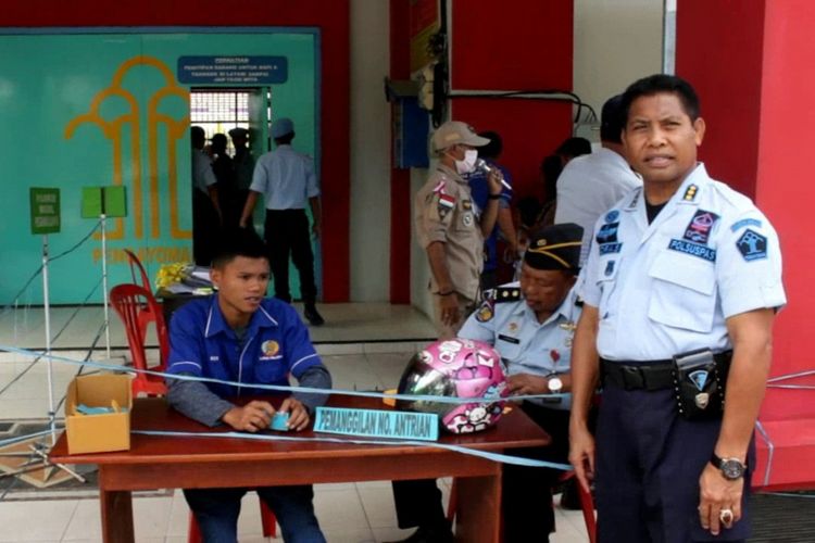 Kalapas Palopo Indra Sofyan saat mengatur pengunjung.